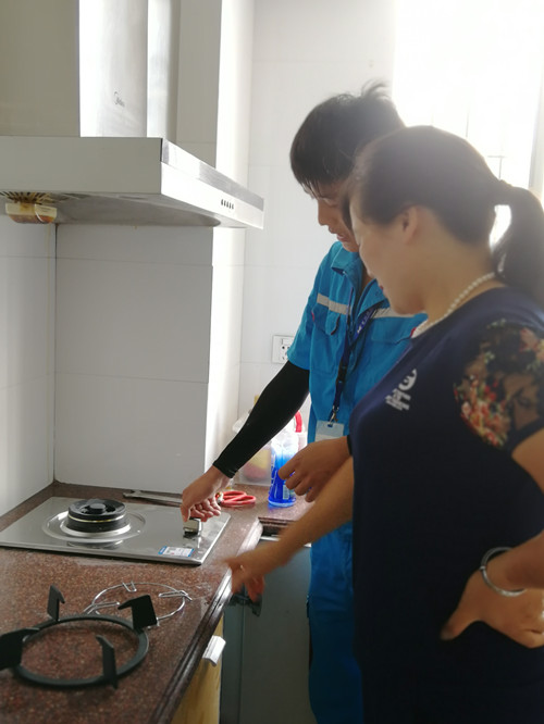 工作人怨佚对居民进行使用步骤解说_副本.jpg 工作人怨佚对居民进行使用步骤解说_副本.jpg